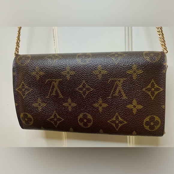 SOLD!! Additional pics!📸Louis Vuitton Monogram Sarah Bifold Long Wallet w/ Chain - Picture 2 of 13